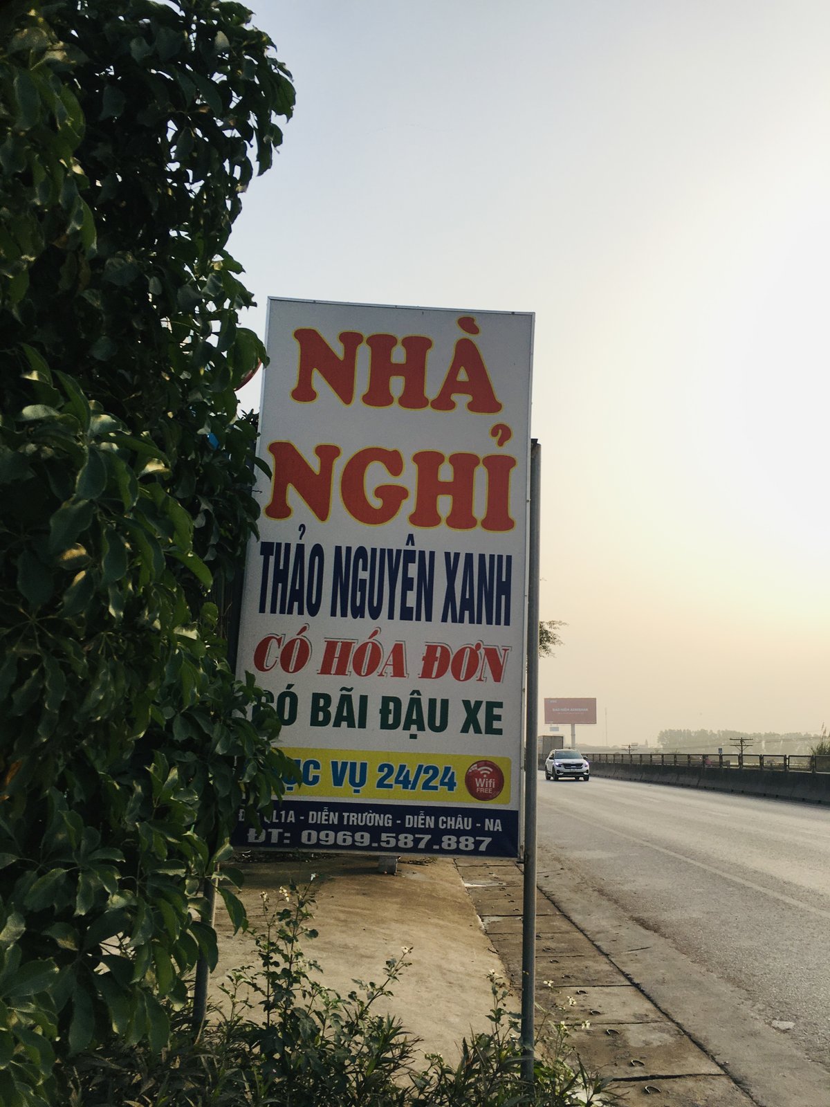 Biển hiệu Nhà nghỉ Thảo Nguyên Xanh bên Quốc Lộ 1A