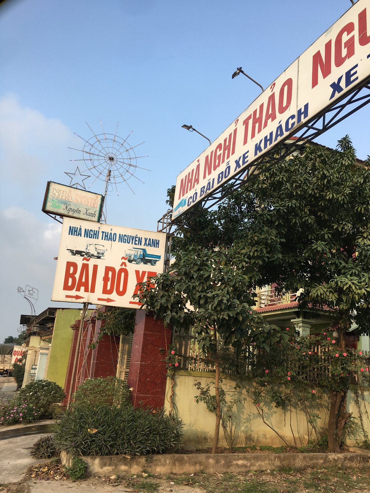 Bãi đỗ xe rộng rãi, thuận tiện cho xe khách và xe tải