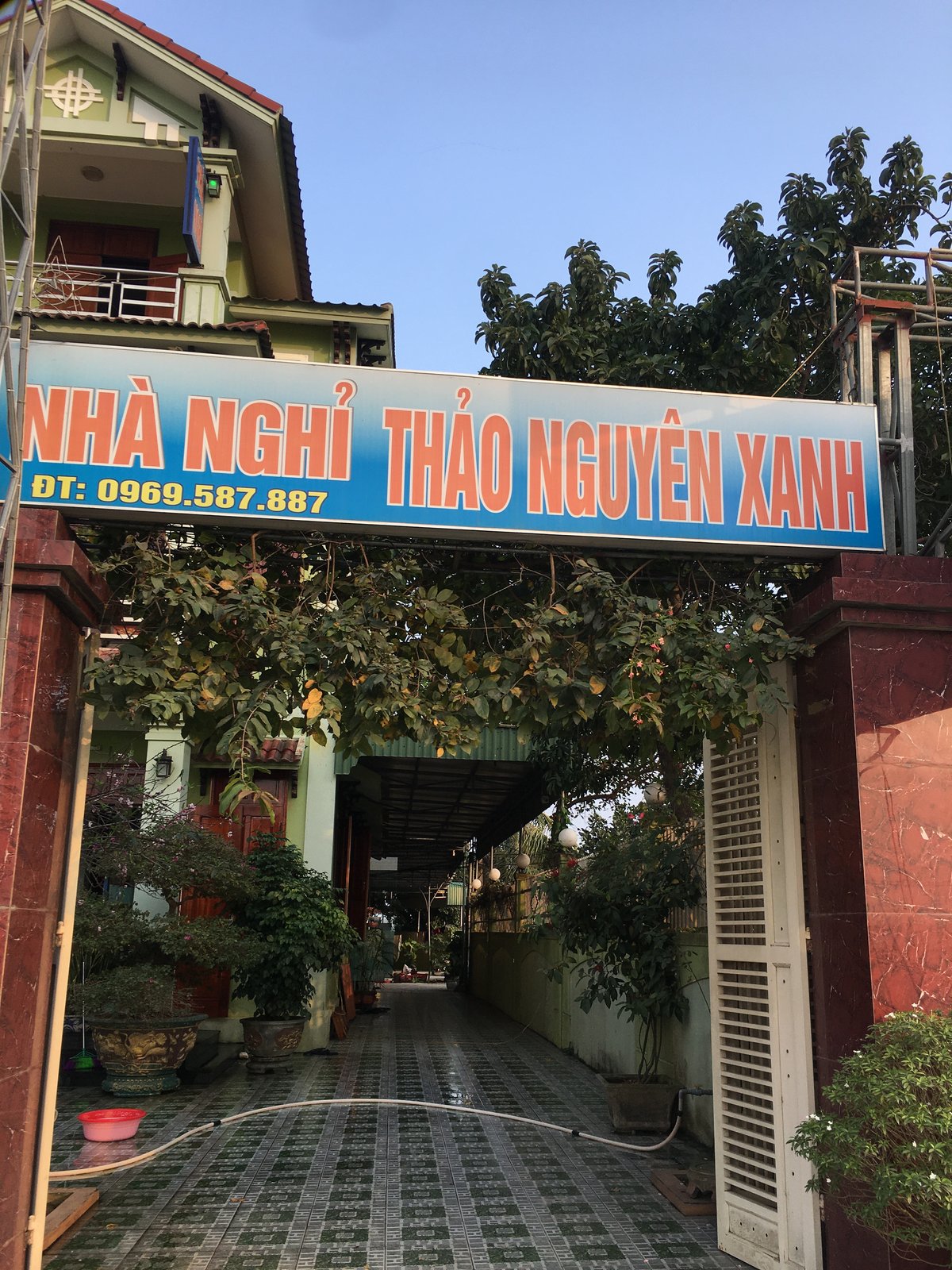 Cổng chào và lối vào khuôn viên nhà nghỉ rộng rãi