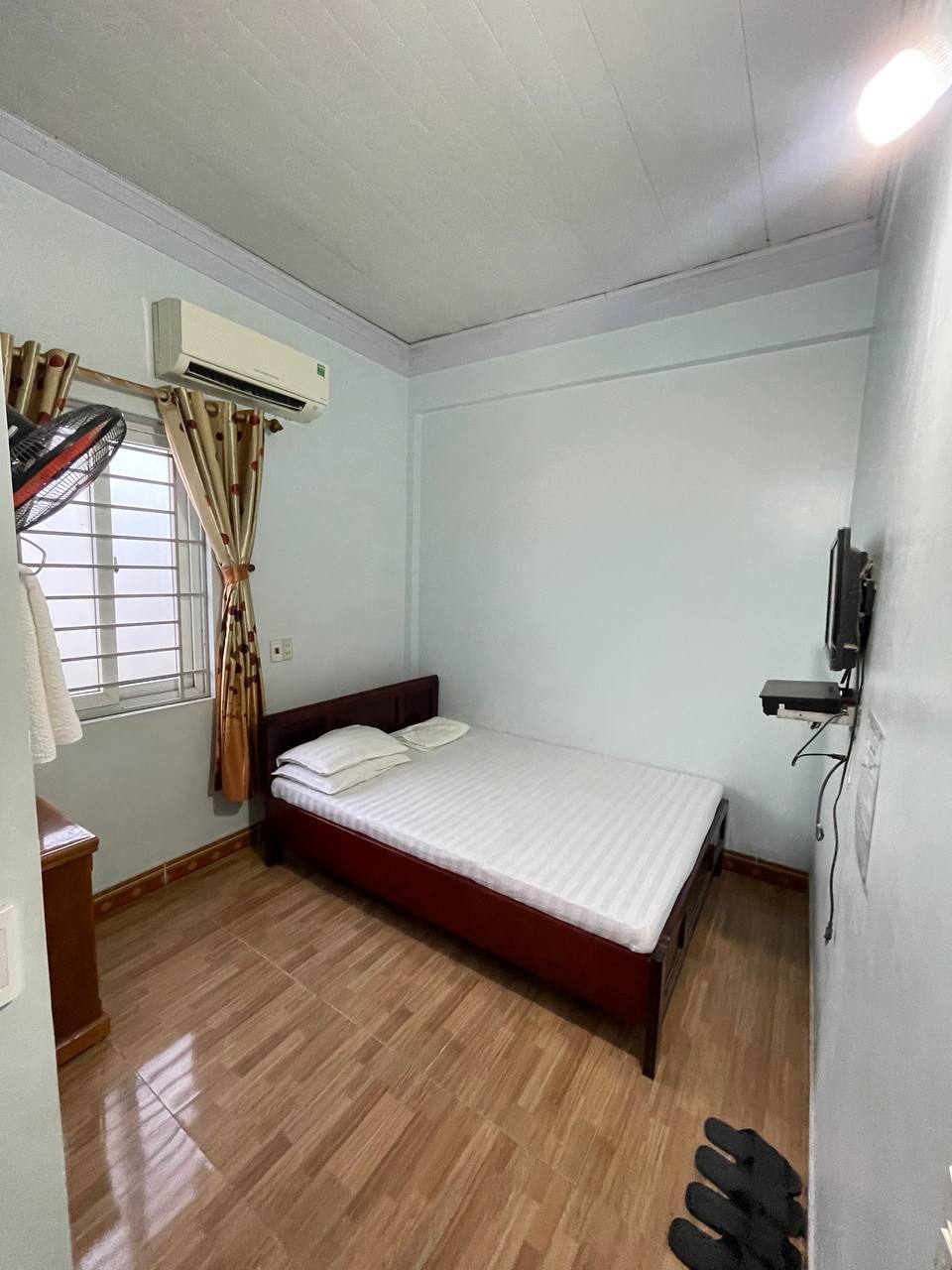 Không gian phòng ngủ đơn sạch sẽ, tiện nghi thực tế